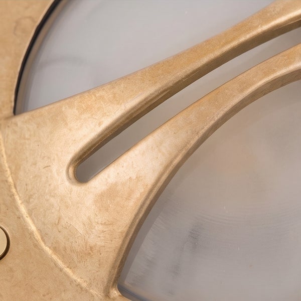 Detailansicht einer Leuchte mit Struktur und mattem Glas