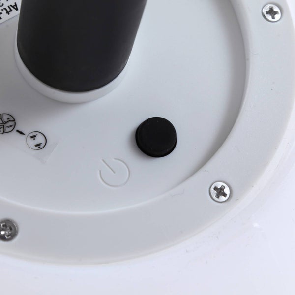 Nahaufnahme der Basis einer Außenleuchte mit Ein-Aus-Schalter, Power-Symbol und Schrauben.