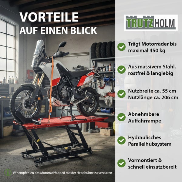 Motorrad auf einer hydraulischen Hebebühne in einer Werkstatt. Die Hebebühne besteht aus Stahl und hat eine abnehmbare Rampe. Trutzholm Logo.