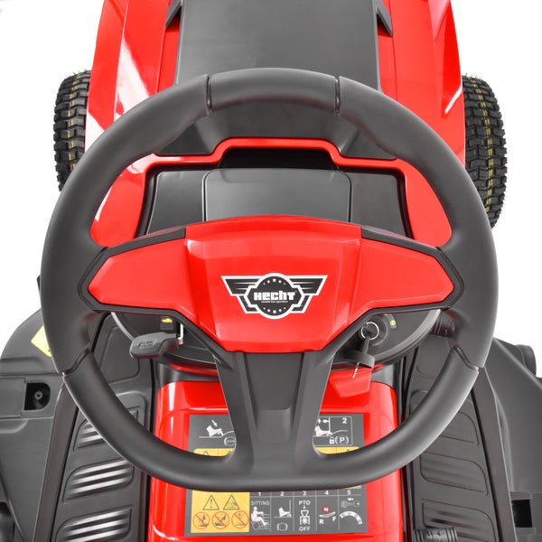 Lenkrad eines Hecht Rasentraktors mit Hecht Logo und Cockpit Ansicht.