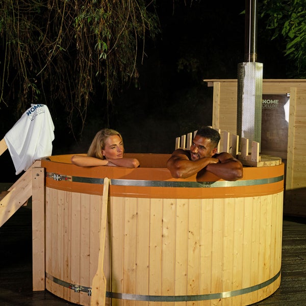 Home Deluxe - Hot Tub SKANDI - Größe M, ⌀ 180 cm, Außenhöhe 100 cm, Nordische Fichte, inkl. Abdeckung, Treppe und Ofen I Badefass Badetonne Whirlpool