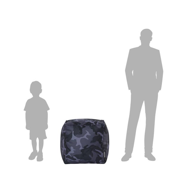 Sitzhocker in Würfelform mit Camouflage Muster zur Veranschaulichung der Größe neben einer Kinder- und Erwachsenensilhouette