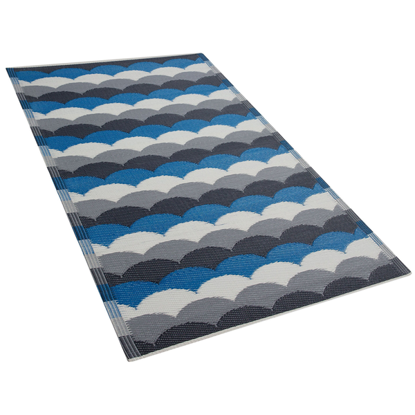 Outdoor-Teppich mit Wellenmuster in Blau, Grau und Weiß.
