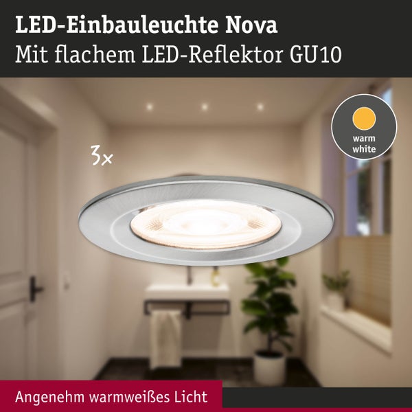 LED-Einbauleuchte Nova im 3er Set mit flachem GU10 Reflektor. Warmweißes Licht, dargestellt in einem hellen, aufgeräumten Badezimmer.