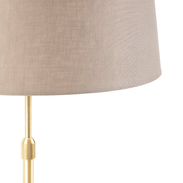 Detailaufnahme einer Lampe mit Textilschirm und Metallgestell