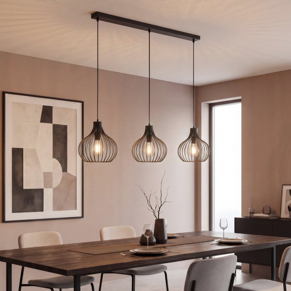Moderne dreiflammige Pendelleuchte mit Gitterlampenschirmen in einem stilvoll eingerichteten Esszimmer mit Holztisch und Stühlen.