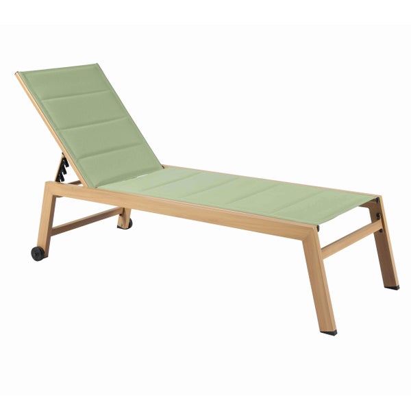 Sonnenliege mit Gestell in Holzoptik, verstellbarer Rückenlehne und grünem gepolstertem Textilgewebe sowie Rollen.