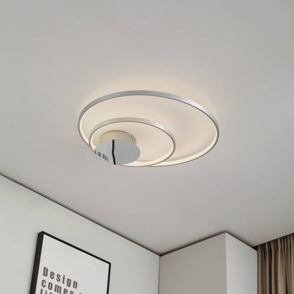 Moderne LED-Deckenleuchte aus Metall mit drei konzentrischen silbernen Ringen.