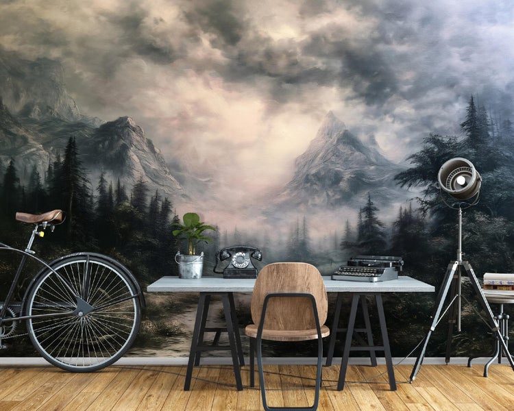 Wandtapete mit dramatischer Berglandschaft, die einen Arbeitsplatz mit Vintage Schreibtisch, altem Telefon, Schreibmaschine und Fahrrad zeigt.