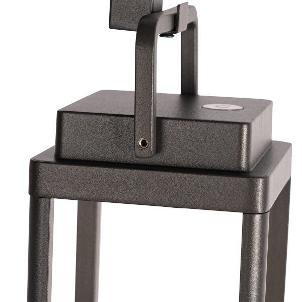 Detailansicht des oberen Teils einer modernen Metalllaterne in Anthrazit mit Tragegriff, Ein-Ausschalter und Ladeanschluss.