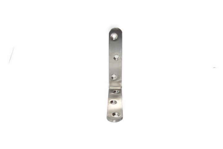 Stabiler Winkelverbinder aus Metall mit vorgebohrten Senkkopflöchern zur stabilen Befestigung von Holzverbindungen.