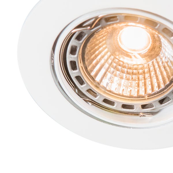 Einbaustrahler mit eingeschaltetem Leuchtmittel und weißem Gehäuse.