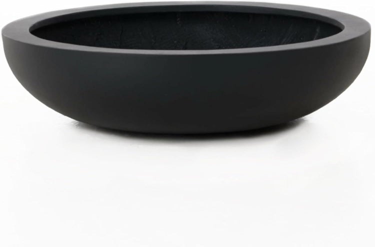 Flache, runde Pflanzschale in Anthrazit mit matter Oberfläche.