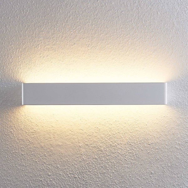 Rechteckige Wandleuchte mit Lichtaustritt nach oben und unten an einer Wand.
