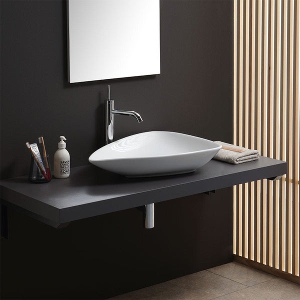 Modernes Badezimmer mit weißem Aufsatzwaschbecken in Tropfenform auf dunkler Konsole, hoher Chrom-Armatur und Spiegel.