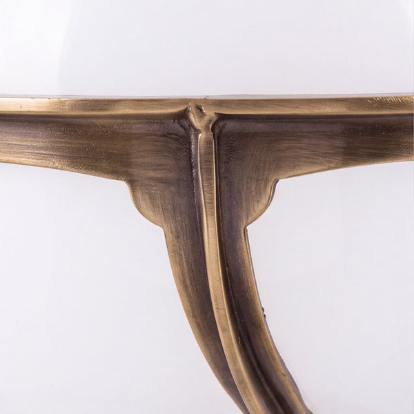 Detailansicht einer Möbelbeinverbindung aus Metall in antikem Messing-Finish.