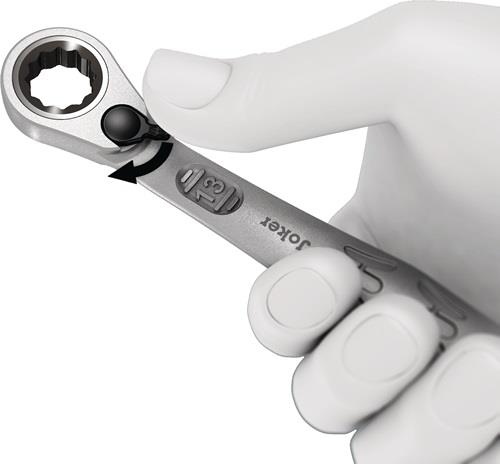 Hand hält Ringschlüssel mit Umschalthebel