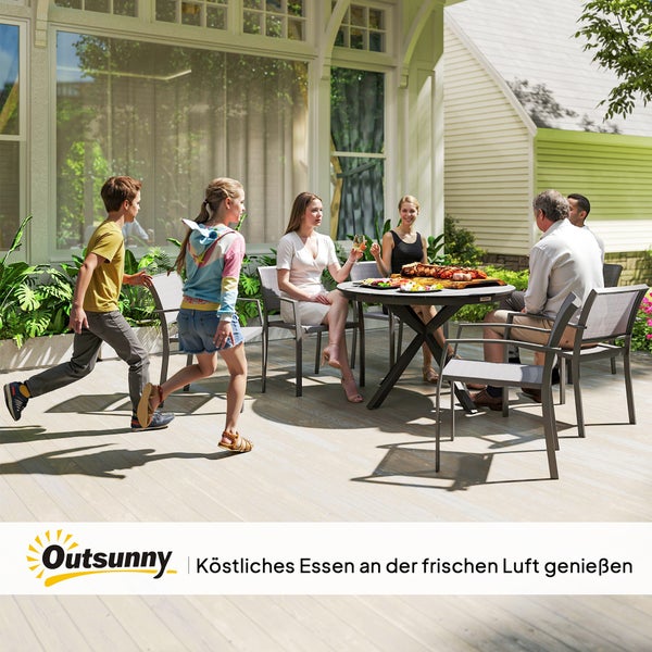 Outsunny Gartenmöbel-Set mit rundem Tisch und grauen Stühlen auf einer Holzterrasse, Szene mit Familie beim Essen im Freien vor einem hellen Haus.