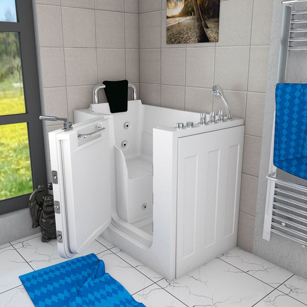 Begehbare Badewanne mit offener Tür, ausgestattet mit Hydromassagefunktion, Armaturen und Handtuchwärmer