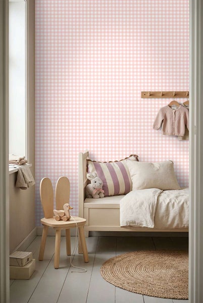 Kinderzimmer mit karierter Tapete, hellem Holzbett, passendem Stuhl und Textilien, vermittelt eine gemütliche und einladende Atmosphäre.