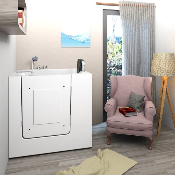 Begehbare Badewanne mit Tür, Sessel und Stehlampe in einem hellen Badezimmer