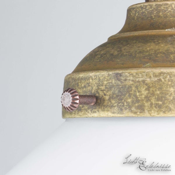 Detailaufnahme einer Leuchte mit Metallelementen und einer Schraube