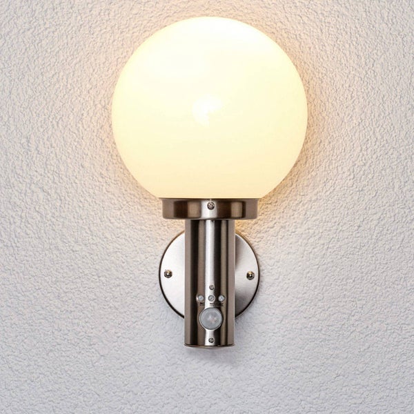 Lindby Wandleuchte außen Nada mit Bewegungsmelder (spritzwassergeschützt (Modern) in Alu aus Edelstahl (1 flammig, E27) - Wandlampe für Außenwand/Hauswand Haus Terrasse und Balkon