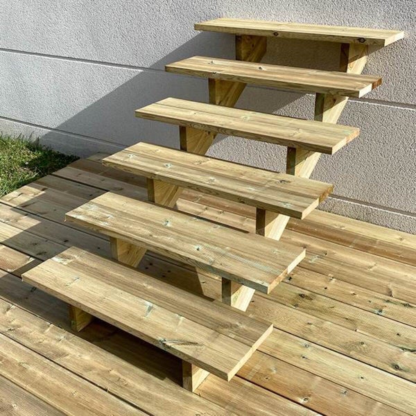 Holztreppe mit fünf Stufen auf einer Holzterrasse