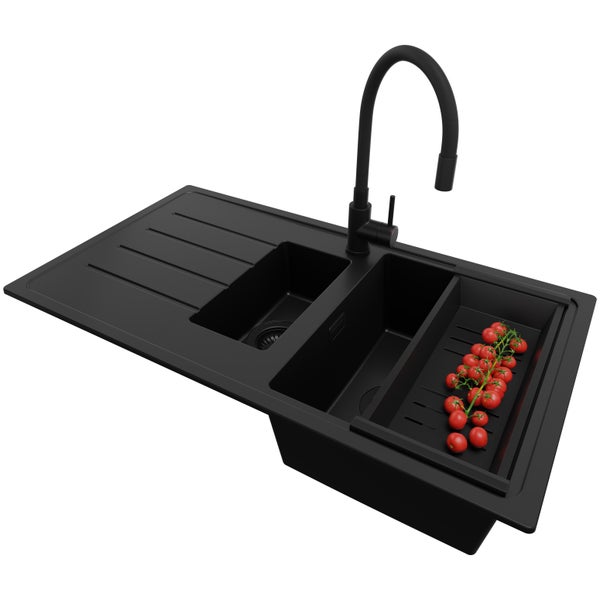 Schwarze Granit-Verbundspüle mit zwei Becken, Abtropffläche, hoher Küchenarmatur und Siebeinsatz.