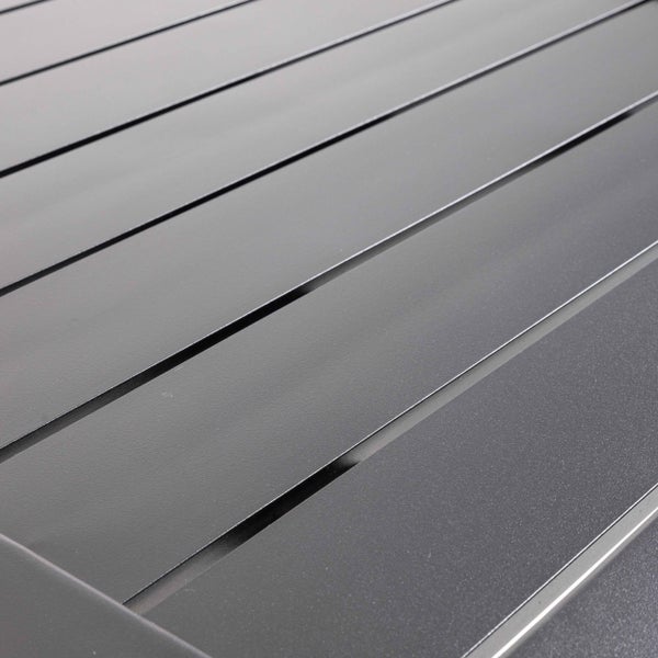 Nahaufnahme einer anthrazitfarbenen Gartentischplatte mit einer gelatteten Metalloberfläche.