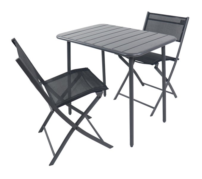 Dreiteiliges Balkonset bestehend aus einem rechteckigen Metalltisch und zwei Klappstühlen mit Textilbespannung.