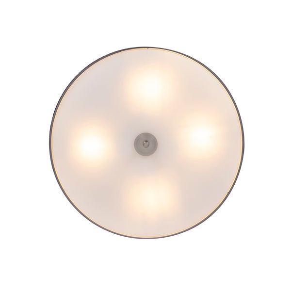 Runde Deckenleuchte mit Stoffschirm und vier Leuchtmitteln.