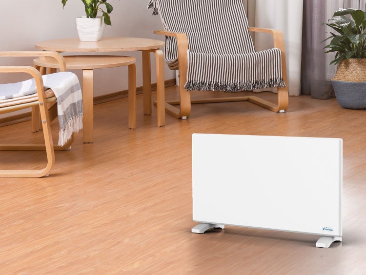 Weißer Konvektor-Heizkörper im Wohnzimmer