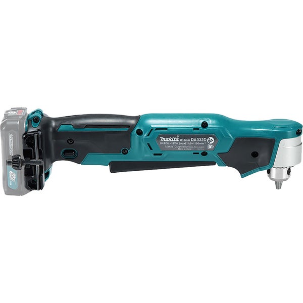 Makita Winkelvorsatz mit Bohrer und Hand beim Festziehen