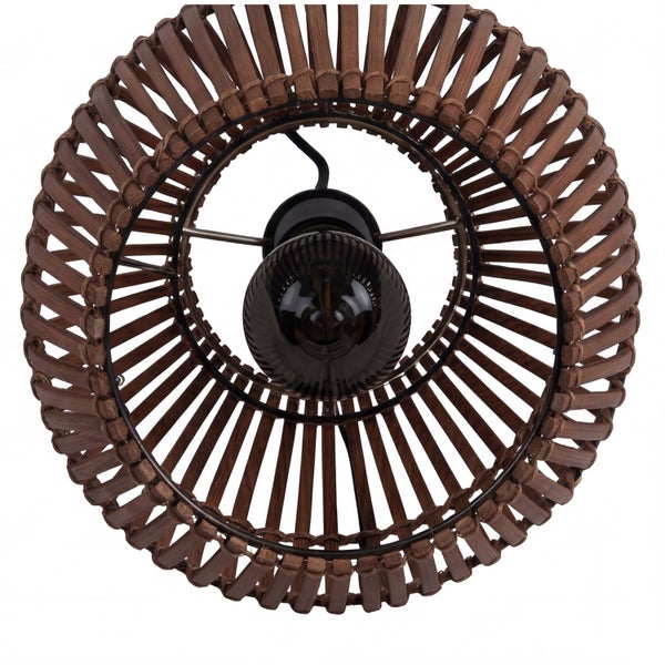 Hängeleuchte mit rundem Schirm aus braunen Holzlamellen und sichtbarem dunklem Leuchtmittel.