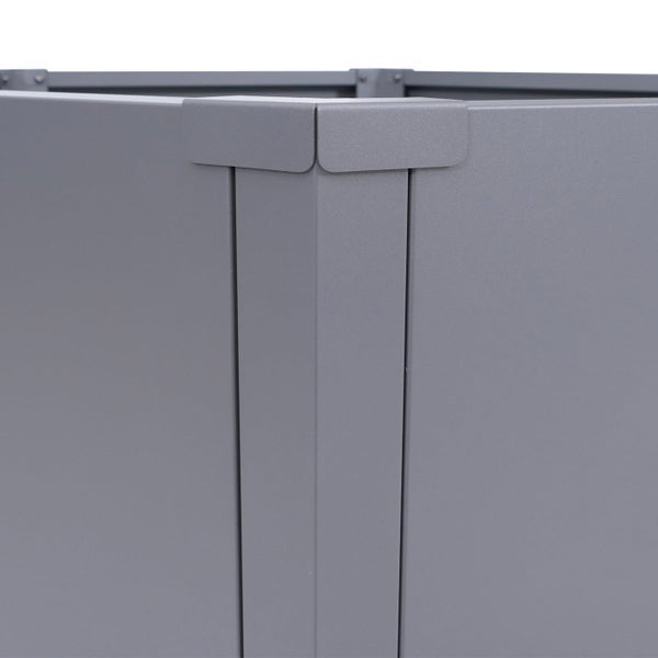 Detail der Eckverbindung und des Kantenschutzes eines Hochbeets aus Metall.