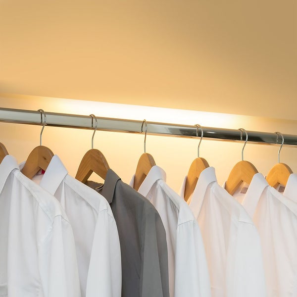 Kleiderstange mit Hemden auf Holzbügeln