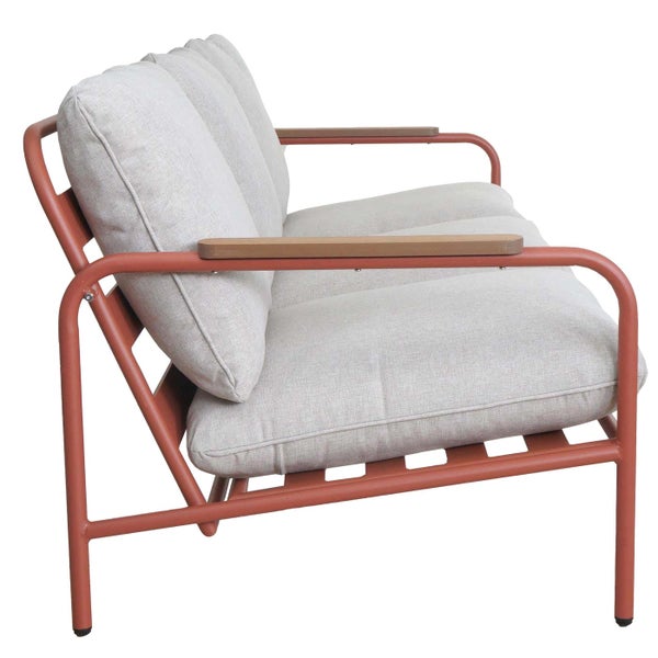 Gartensofa mit Metallgestell, hellgrauen Sitz- und Rückenkissen sowie Armlehnen aus Holz.
