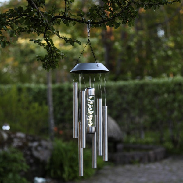 Metallwindspiel mit LED Beleuchtung hängt an einem Baum