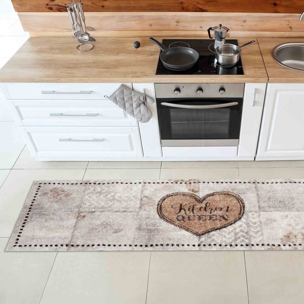 Küchenläufer mit Herzmotiv und Aufschrift Kitchen Queen vor Küchenzeile