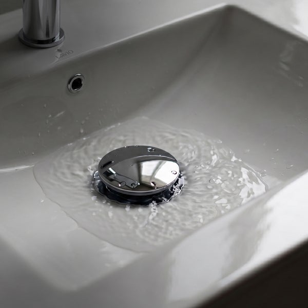 Pop-up-Ablaufventil in einem Waschbecken aus Keramik mit fließendem Wasser.