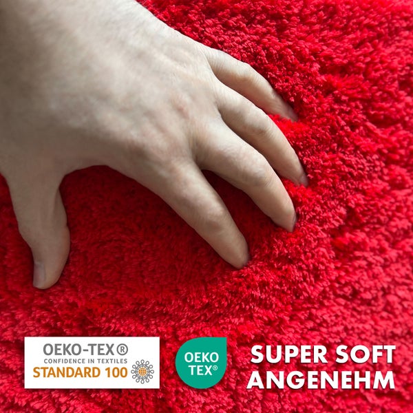 Hand berührt weichen, roten Teppich mit OEKO-TEX Siegel