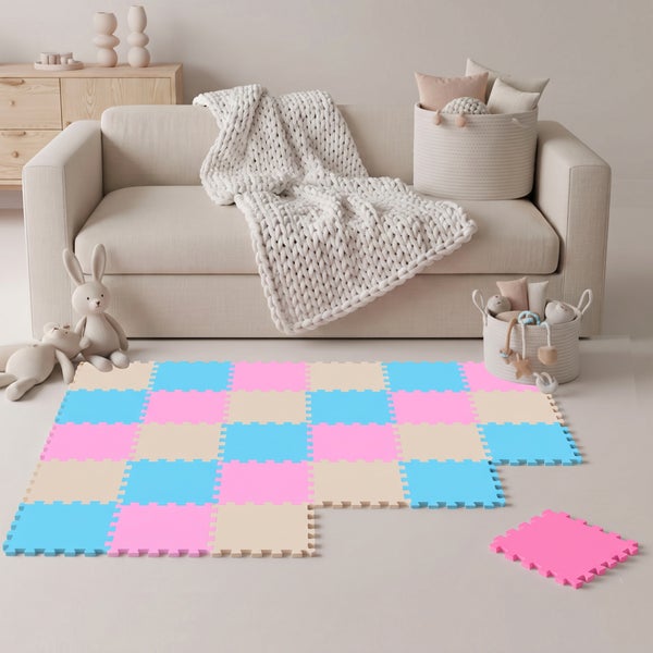 Bunte Schaumstoff Puzzlematte für Kinderzimmer vor einem Sofa mit Kuscheltieren und Aufbewahrungskörben in einem modern eingerichteten Raum.