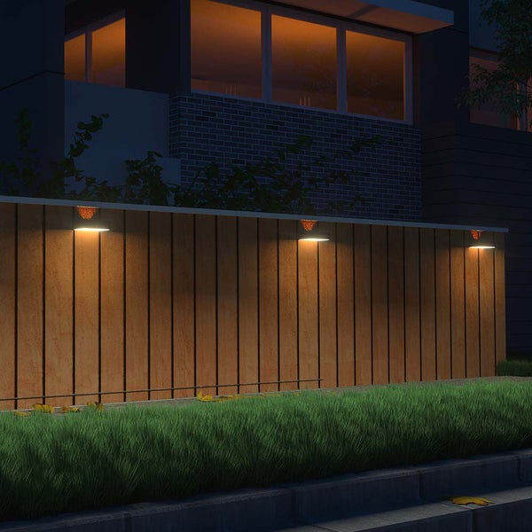 Beleuchteter Gartenzaun mit Aussenleuchten für den Aussenbereich bei Nacht.
