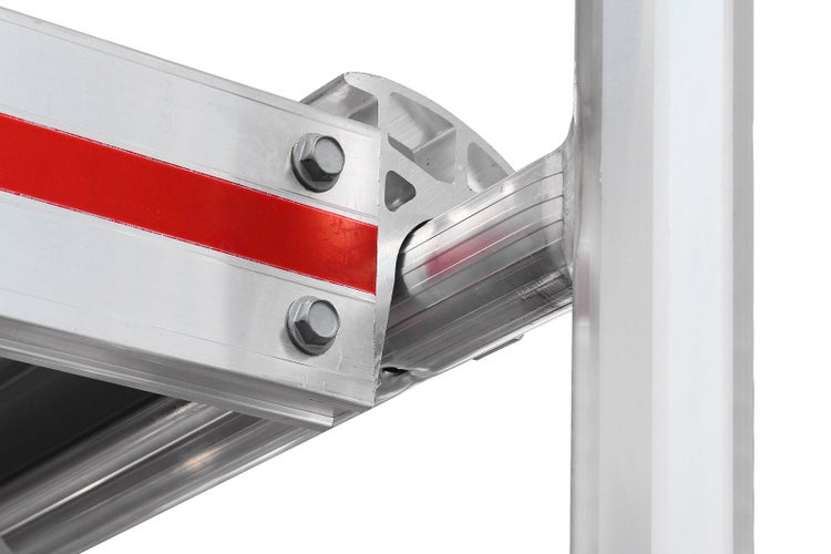 Detailansicht eines Gerüstbauteils mit Schrauben und roter Markierung