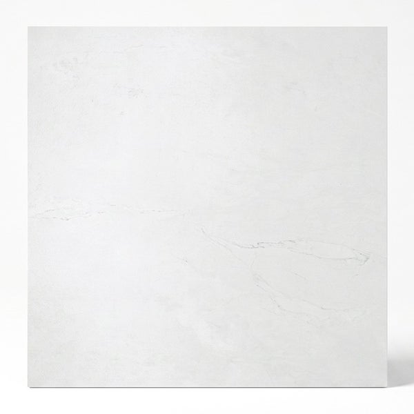 Quadratische Feinsteinzeugfliese mit dezenter Marmoroptik für Wand und Boden.