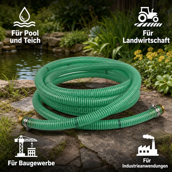 Ein aufgerollter Saugschlauch mit Anschlüssen, geeignet für Pool, Teich, Landwirtschaft, Bauwesen und Industrie, liegend auf Steinboden.