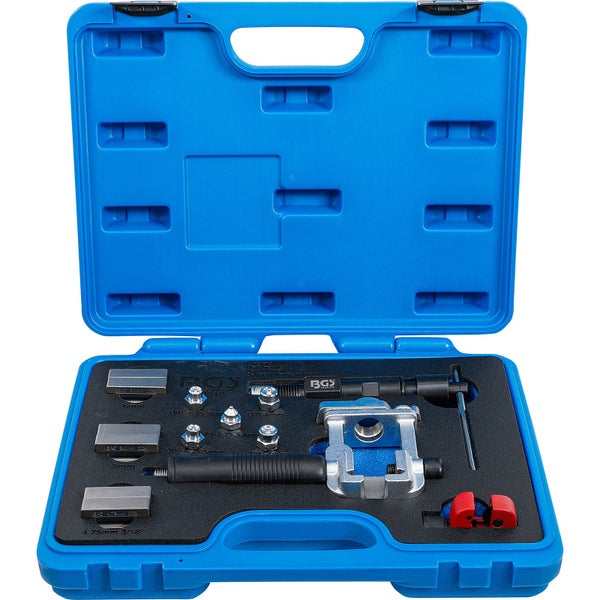 Holz-Spielturm mit Rutsche, zwei Schaukeln, Kletterwand, Kletternetz und Klettergerüst.