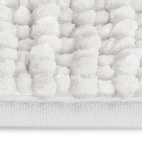 Detailaufnahme eines flauschigen Badteppichs