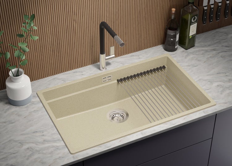 Beige Küchenspüle mit Abtropfgestell und Armatur auf einer Küchentheke